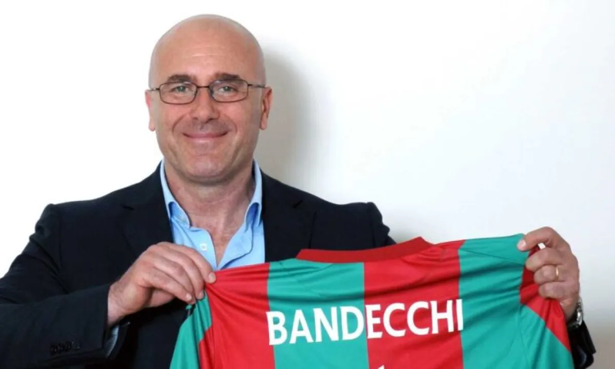 Il sindaco Bandecchi a colloquio con mister Liverani e la squadra, verso la soluzione del rebus societario con una nuova proprietà nel settore sanitario