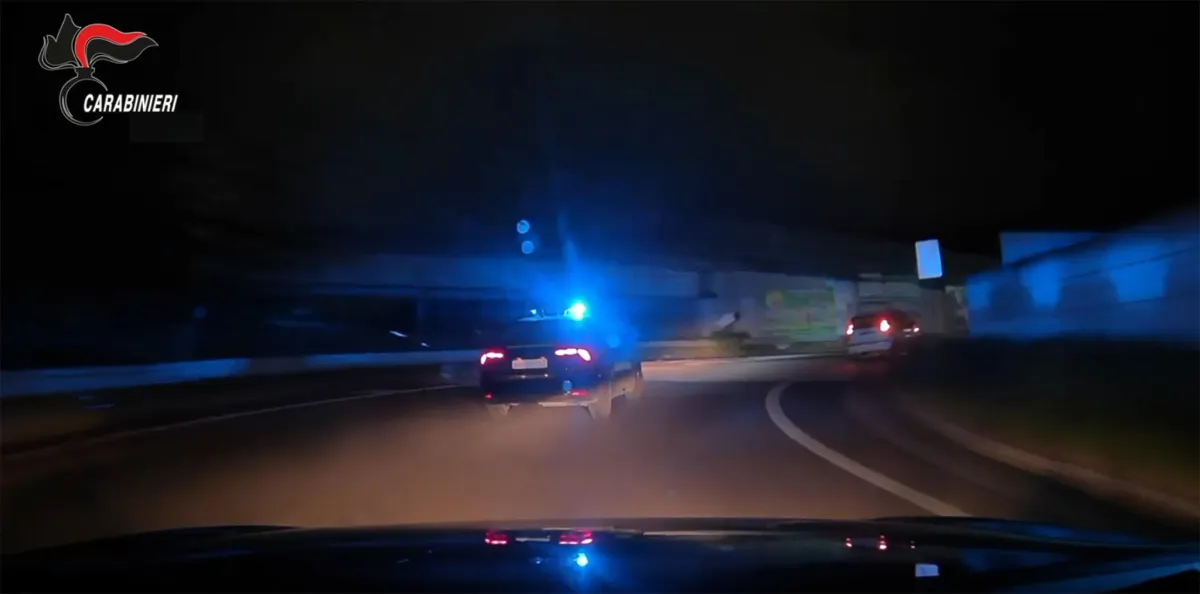 Gubbio, mistero nella notte in Piazza 40 Martiri: ragazza chiede aiuto, indagini in corso