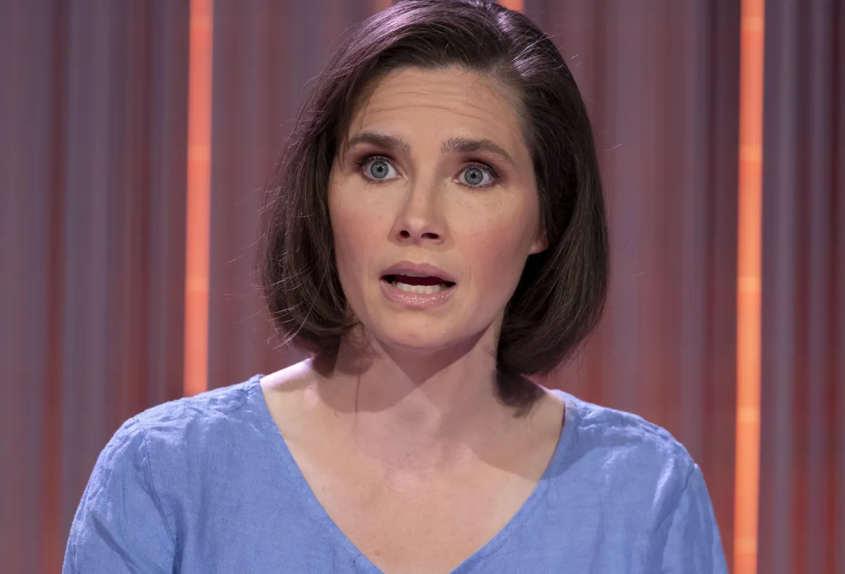 Amanda Knox, la maglia "All you need is love" sui social fa discutere: la stessa del processo ora per pubblicizzare la miniserie
