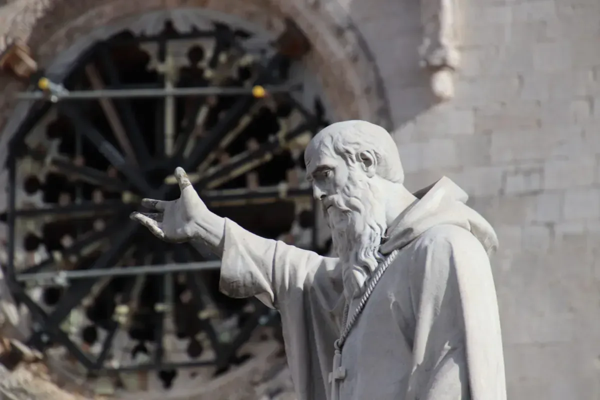 Il cammino di San Benedetto in Umbria: un viaggio tra luoghi sacri, antiche abbazie, sentieri silenziosi e luoghi di fede che ripercorrono la storia del Patrono d'Europa