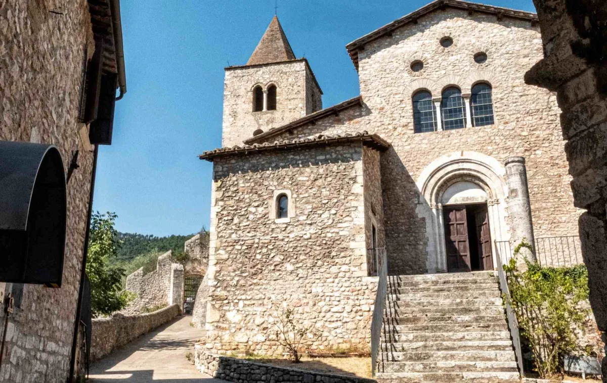 Non la solita Umbria: borghi fantasma, pievi dimenticate, grotte misteriose e panorami nascosti che raccontano un'altra faccia della regione