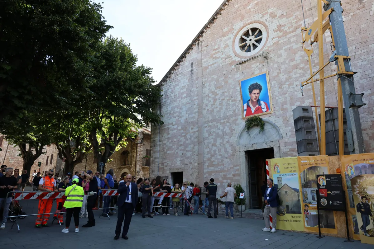Folla ad Assisi per la canonizzazione di Carlo Acutis, un lungo applauso accompagna le parole di proclamazione di Papa Leone