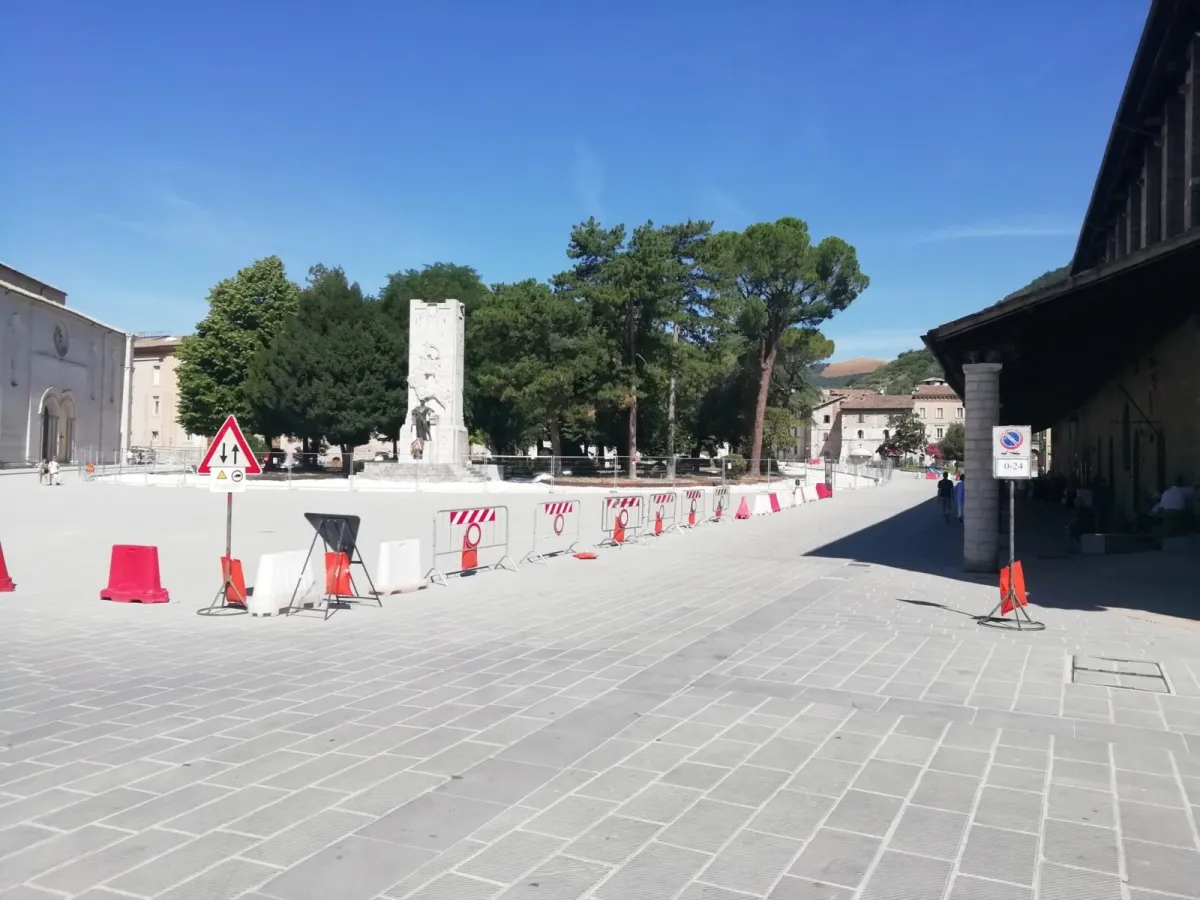 Gubbio, mistero in Piazza 40 Martiri: donna aggredita da tre uomini in fuga. Cresce l’allarme sicurezza