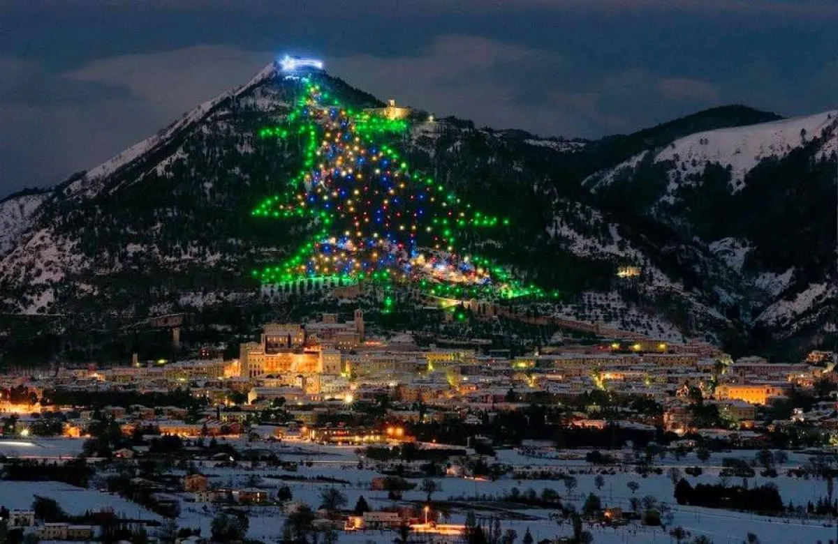 Gubbio prepara il 45° Albero di Natale più grande del mondo: storia, volontari e futuro di un’icona globale