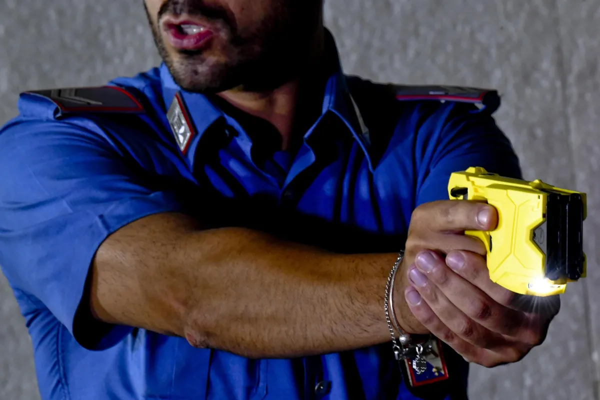 Terni, via libera al Taser per la Polizia Locale: il consiglio comunale approva l’atto di indirizzo