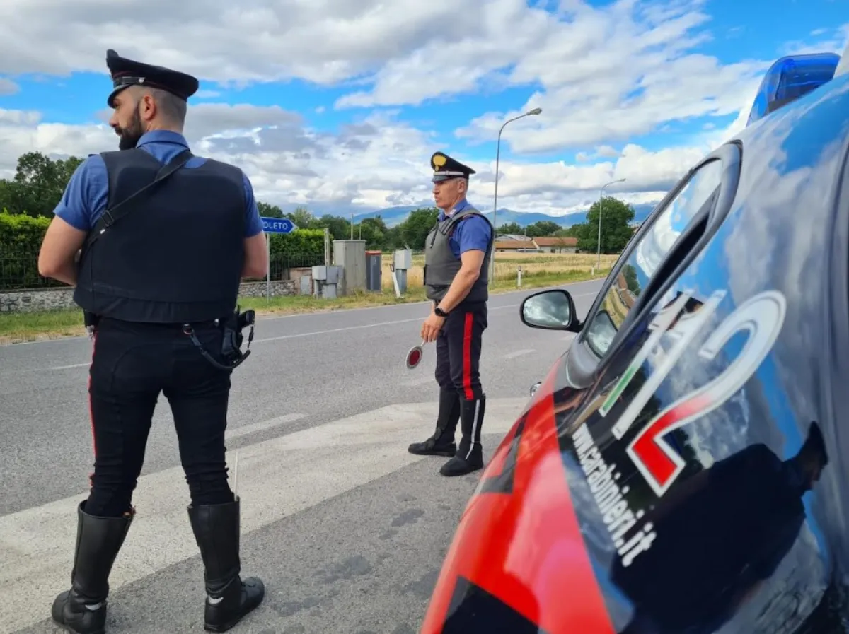 Giano dell’Umbria, droga e coltello in auto: tre giovani fermati dai Carabinieri