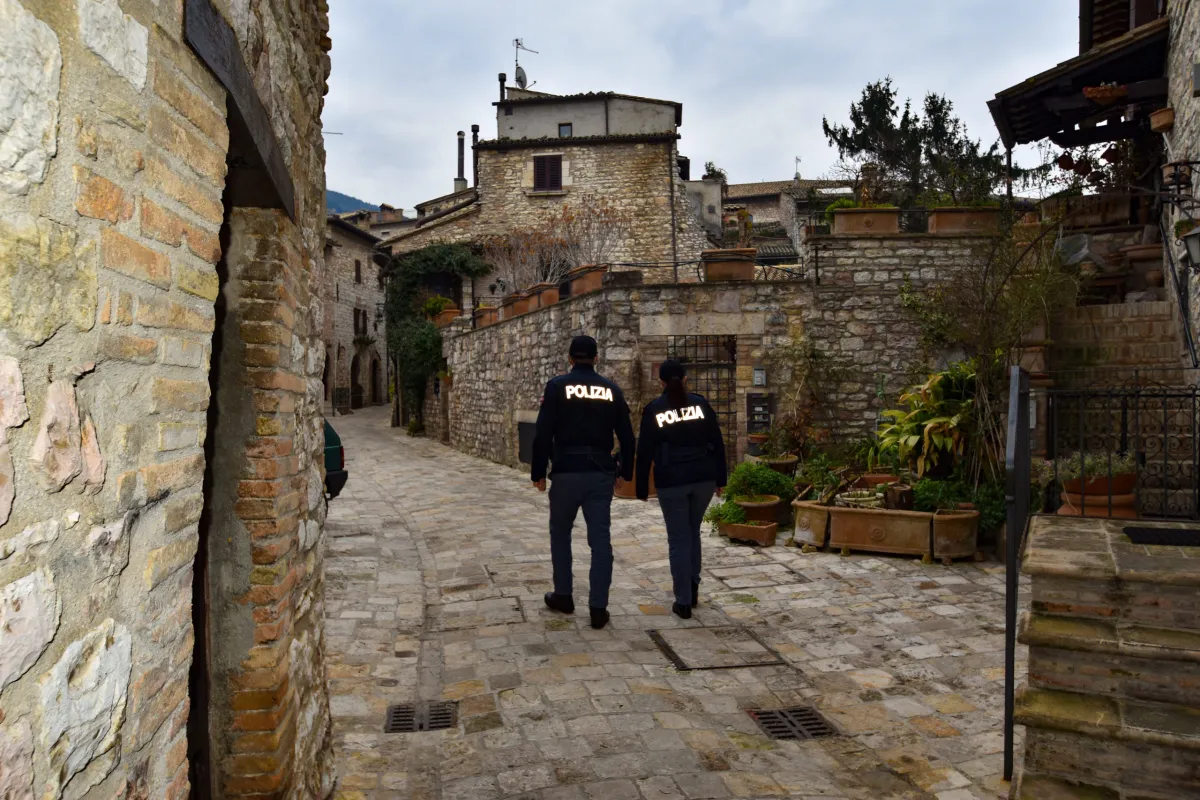 Assisi, commerciante riconosce due truffatori irlandesi: denunciati