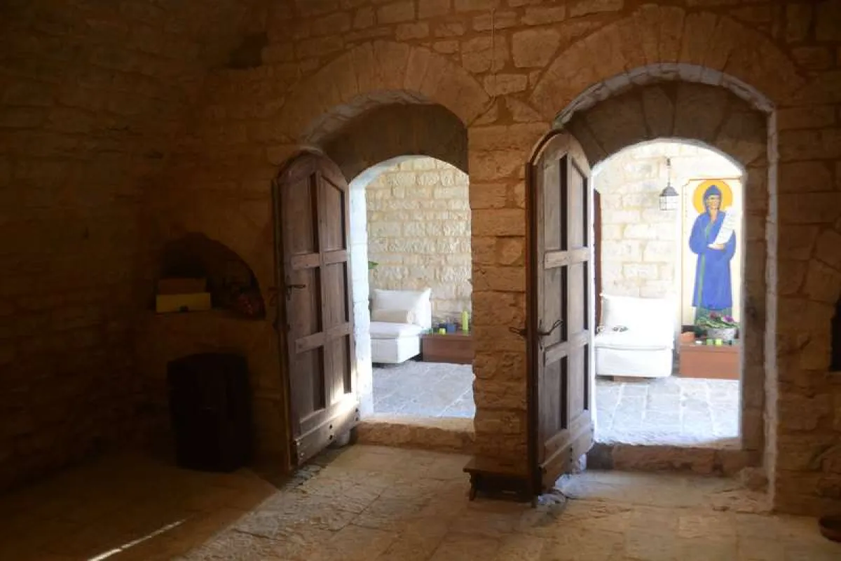 Le chiese e cattedrali romaniche dell'Umbria: un viaggio tra abbazie millenarie, facciate scolpite e navate imponenti che raccontano il volto autentico del Medioevo