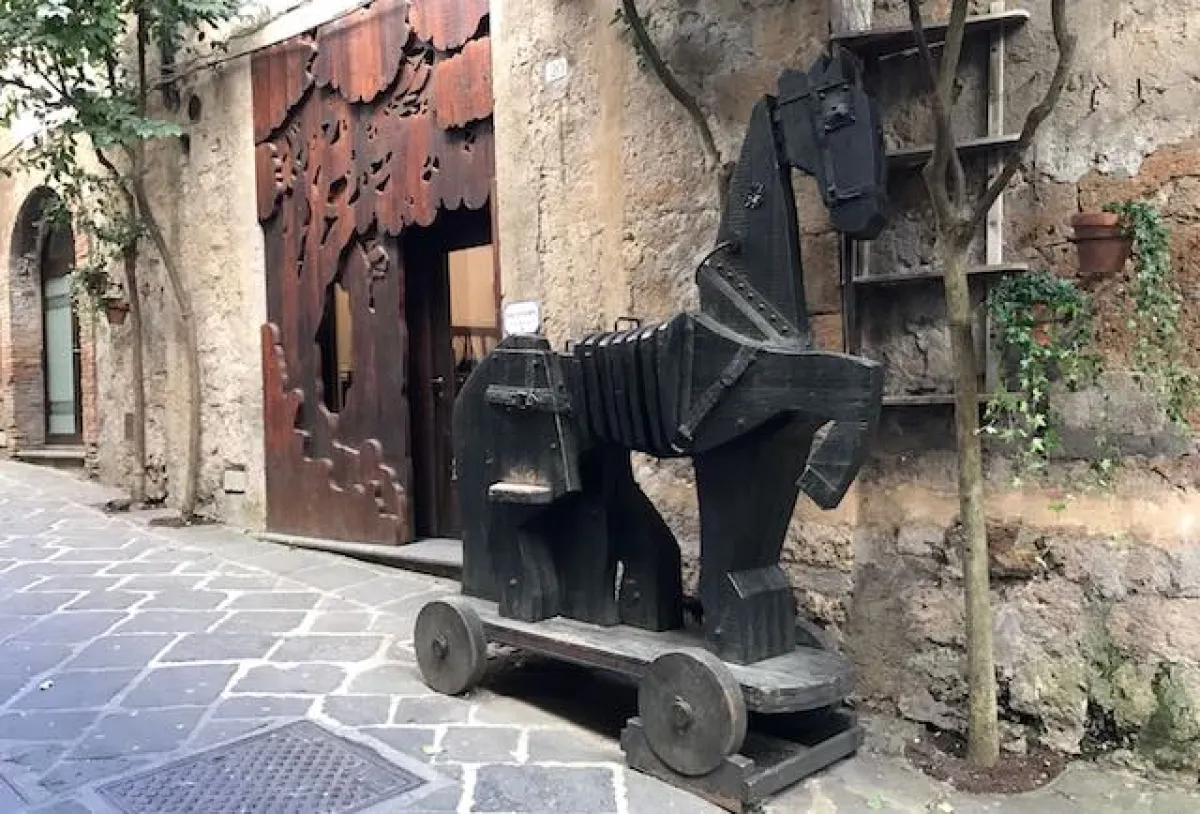 Arte lignea in Umbria: alla scoperta degli ebanisti che hanno reso grande la tradizione artigiana regionale con opere sacre, arredi nobiliari e innovazioni moderne