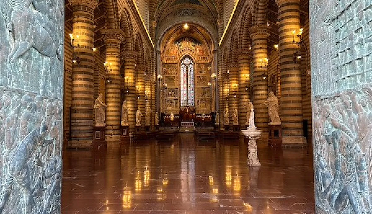 Orvieto, città di arte e storia: tra piazze, monumenti e chiese, un itinerario tra arte, scultura e architettura che racconta secoli di storia