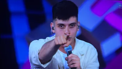 Adriano Aquili porta Alviano sul palco di X Factor: standing ovation per il talento umbro