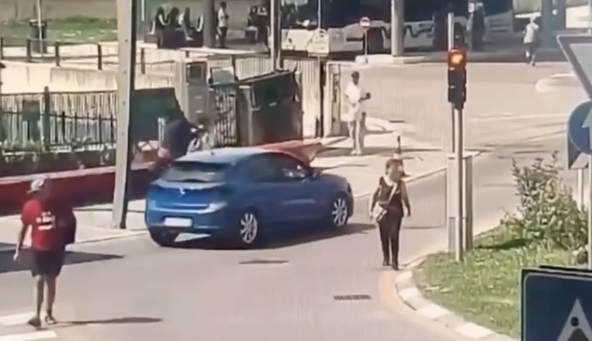 Donna colpita al volto a Perugia, il filmato fa esplodere le polemiche