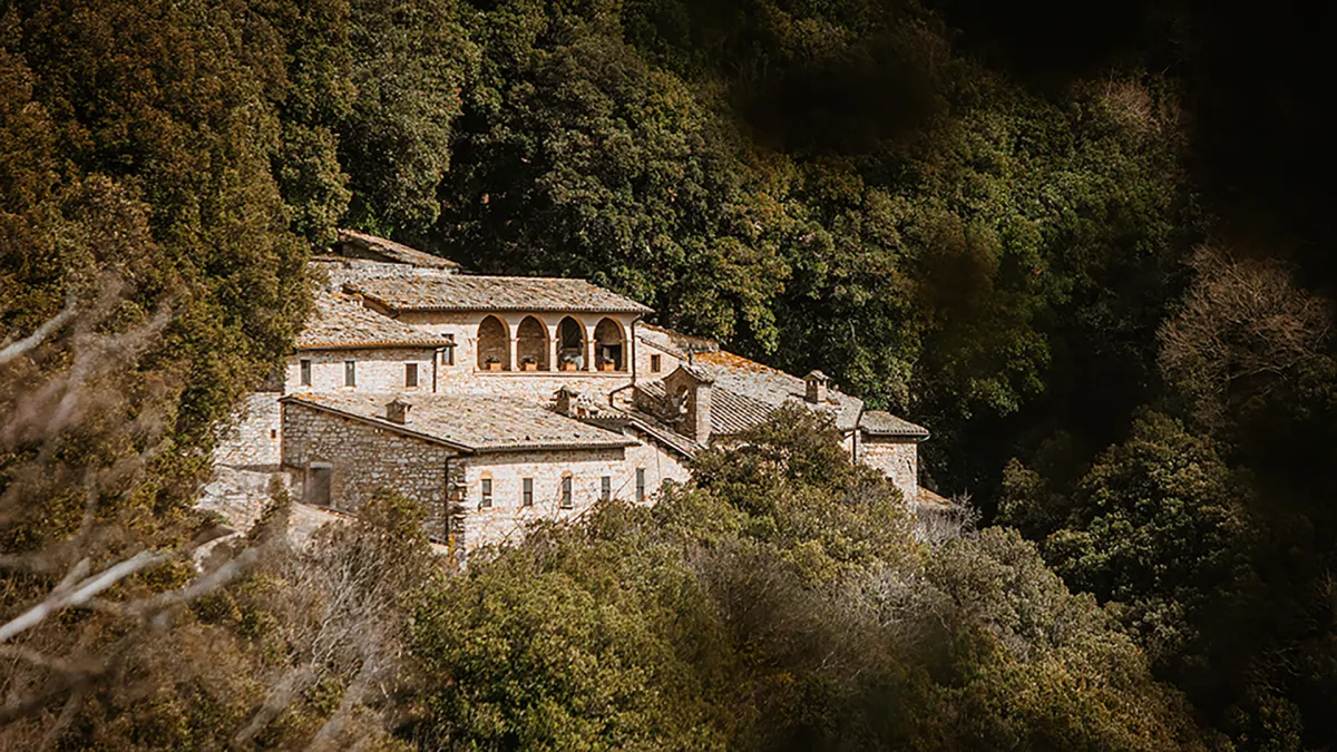 L'Umbria degli eremi: dai ritiri medievali ai luoghi di meditazione immersi nella natura, un patrimonio da riscoprire 