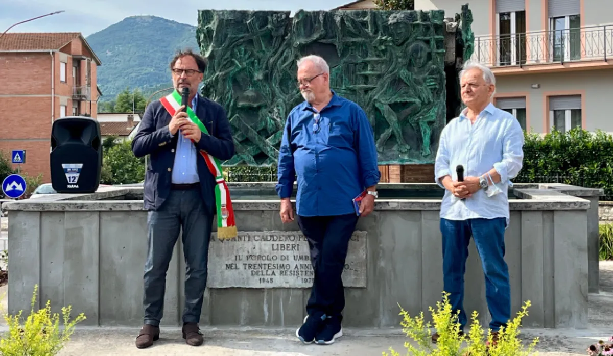 Umbertide, torna a nuova vita il monumento alla resistenza. Restaurata dai volontari la fontana di piazza Marx
