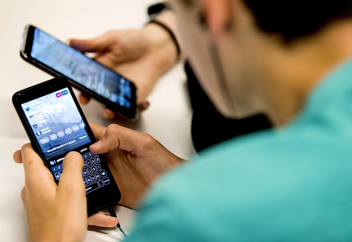 “Secondi telefoni” e tablet, così gli studenti umbri provano ad aggirare il divieto dei cellulari 