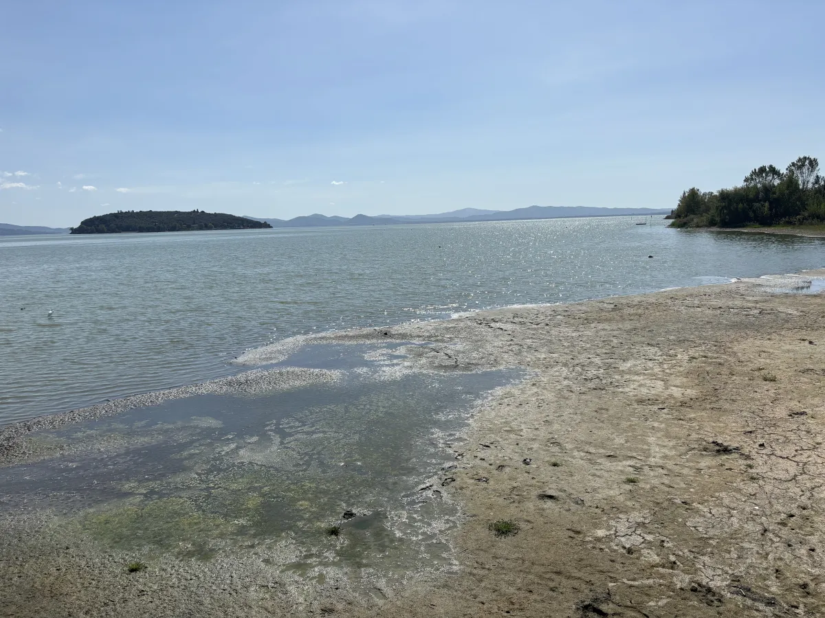 Emergenza al Lago Trasimeno: fuga di gas da una condotta sottomarina, stop temporaneo alla navigazione