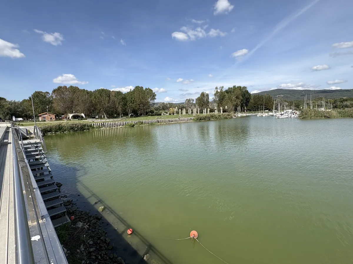 Crisi idrica al Lago Trasimeno: acqua ai minimi storici, collegamenti ridotti e operatori sul piede di guerra