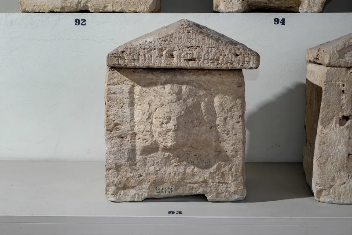 Perugia, l’enigma dell’Urna di Medusa: tra restauro e mito etrusco