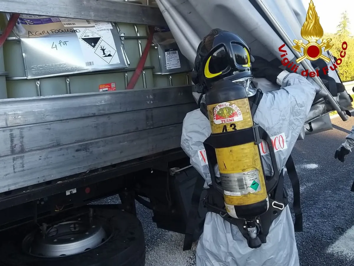 Incidente fra due tir sull'A1 a Orvieto, uno trasportava liquido inquinante. Ferito un autista