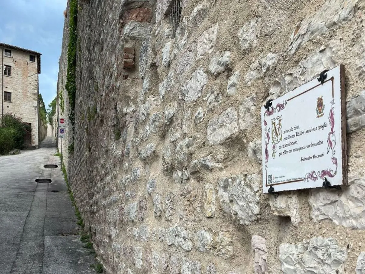Arte e tecnologia a Gubbio: il “Percorso Letterario Diffuso” unisce 40 formelle calligrafate e QR code interattivi