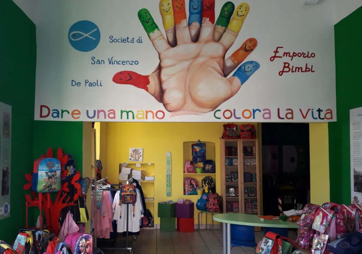 Terni, la San Vincenzo de' Paoli fornisce materiale scolastico a 168 mamme in due settimane 
