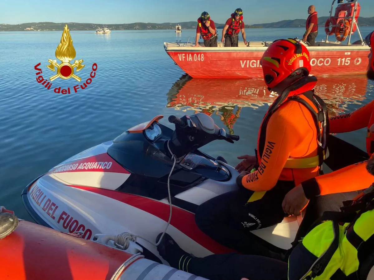Incidente al Trasimeno: ragazzo cade dal gommone e scompare nelle acque, mobilitati vigili del fuoco e sommozzatori
