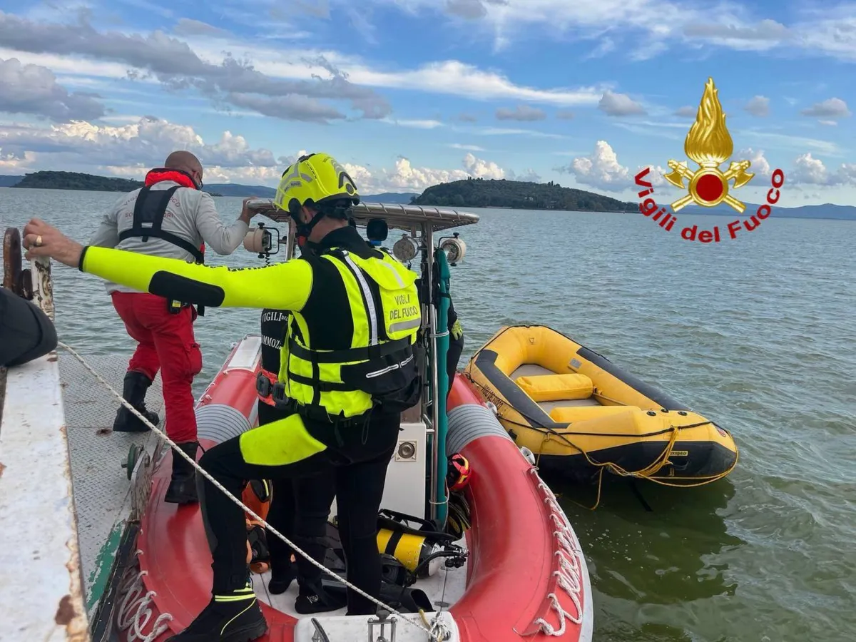 Lago Trasimeno, proseguono senza sosta le ricerche della persona dispersa: sommozzatori, elicottero e unità navali speciali impegnati sul campo
