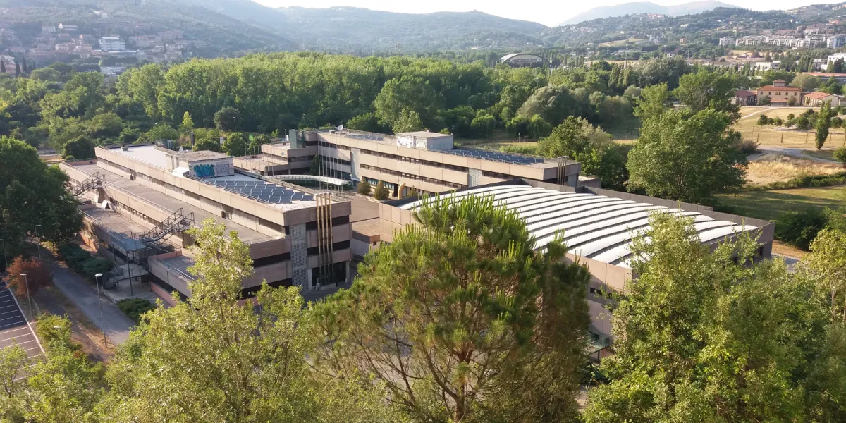 Perugia, all’Itet Capitini scattano le prime misure disciplinari del nuovo anno scolastico: note per smartphone in classe e richiami sul dress code