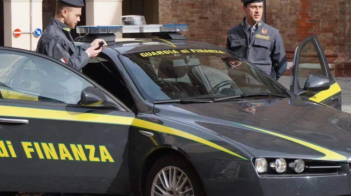 Maxi-operazione della GdF a Perugia: intercettati 30 kg di marijuana spediti tramite corriere internazionale, denunciata venditrice di canapa sativa