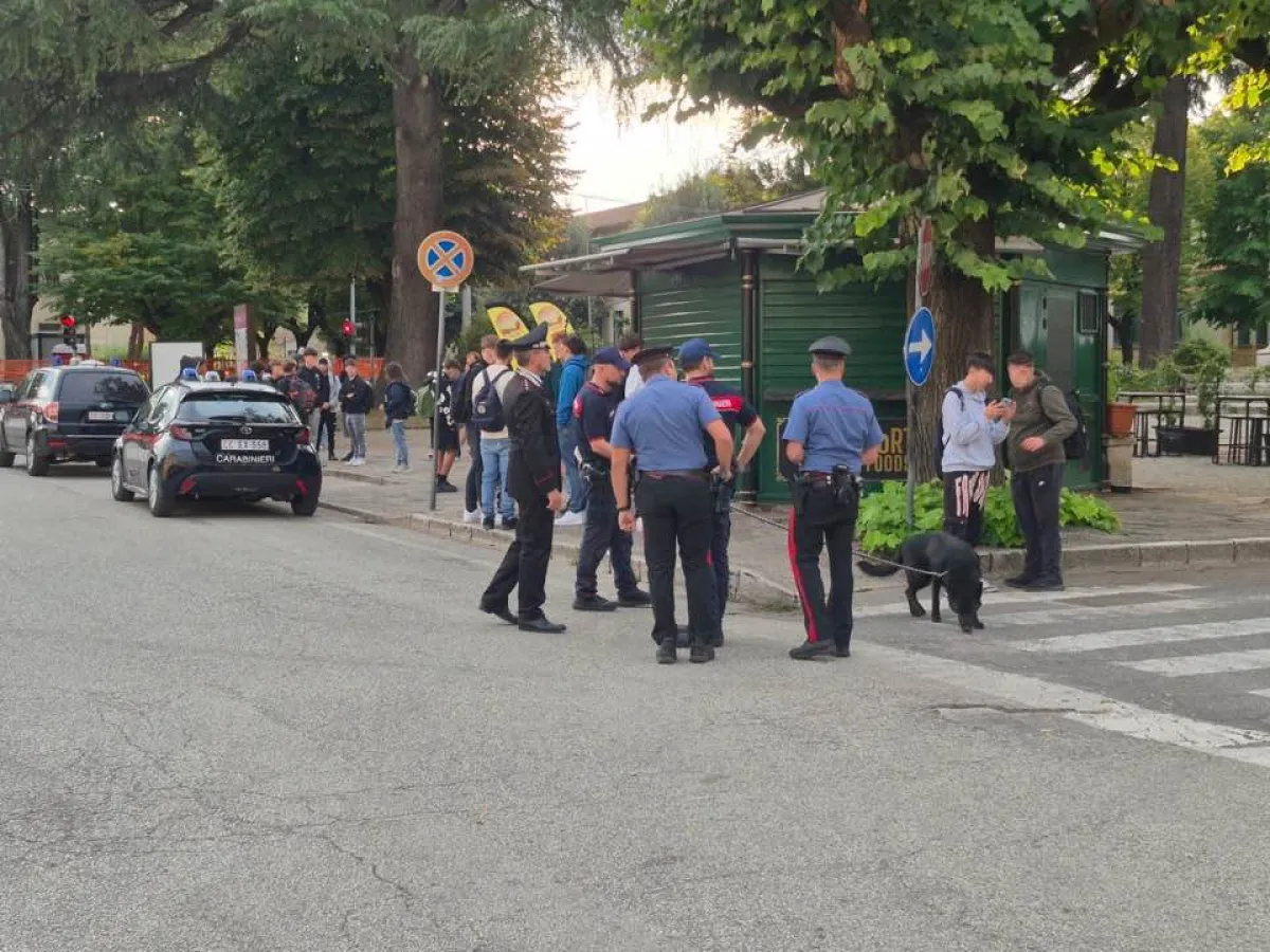 Città di Castello, controlli antidroga dei Carabinieri per l'inizio dell'anno scolastico: scuole presidiate con unità cinofile