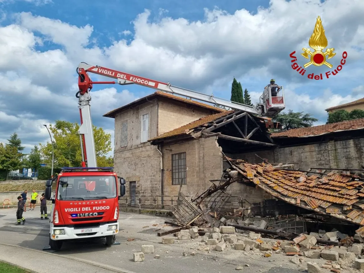 Spoleto, crolla una porzione della ex rimessa dei trenini della Spoleto-Norcia: tragedia sfiorata accanto alle scuole