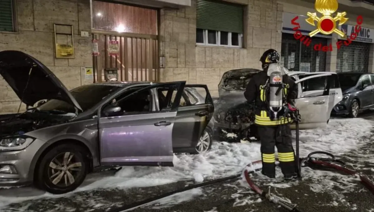 Terni, incendio nella notte: due auto bruciate