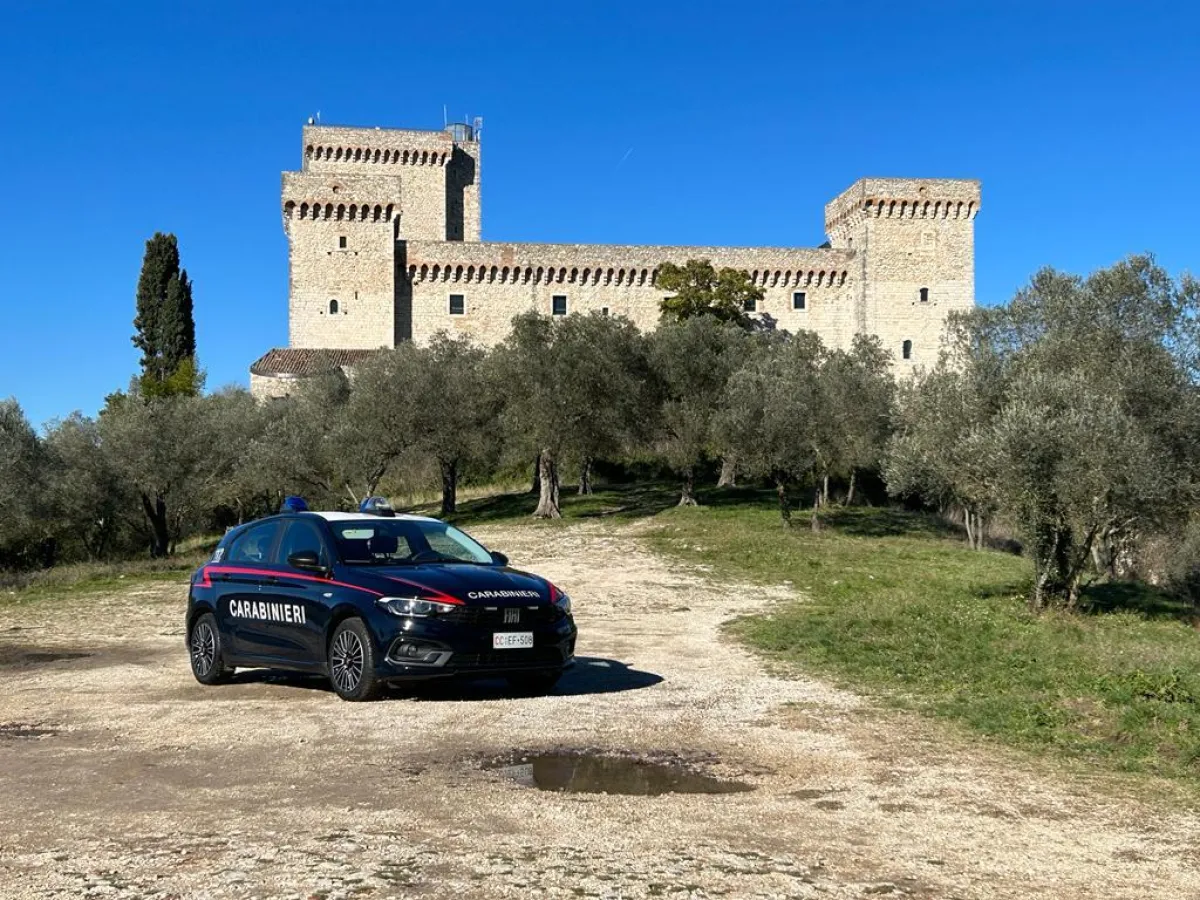 Montecchio, minaccia il suicidio poi si scaglia contro i Carabinieri con una catena: arrestato 48enne