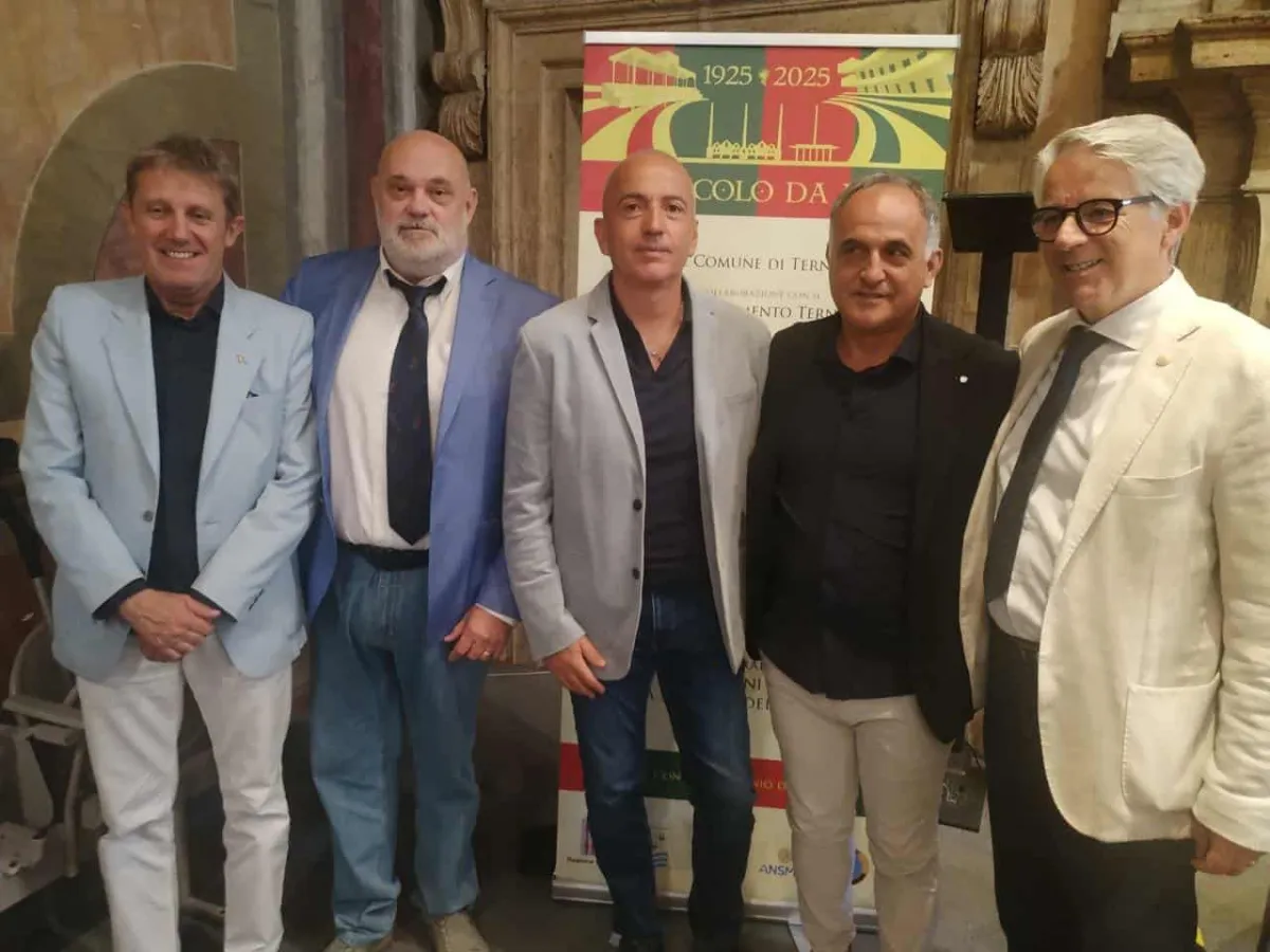 Ternana, festeggiamenti per i 100 anni. Schenardi: "In città 400 bandiere rossoverdi in 15 vie"