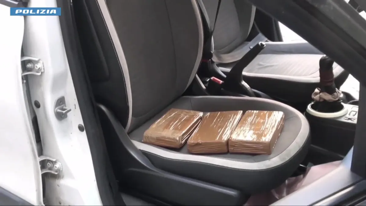 Nascondeva la cocaina sotto al cambio, arrestato pusher a Città della Pieve