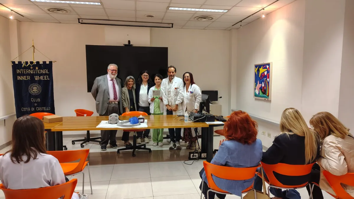 Ospedale di Città di Castello, l'Inner Wheel rinnova il sostegno ai pazienti oncologici con una cuffia refrigerante per contrastare la caduta dei capelli