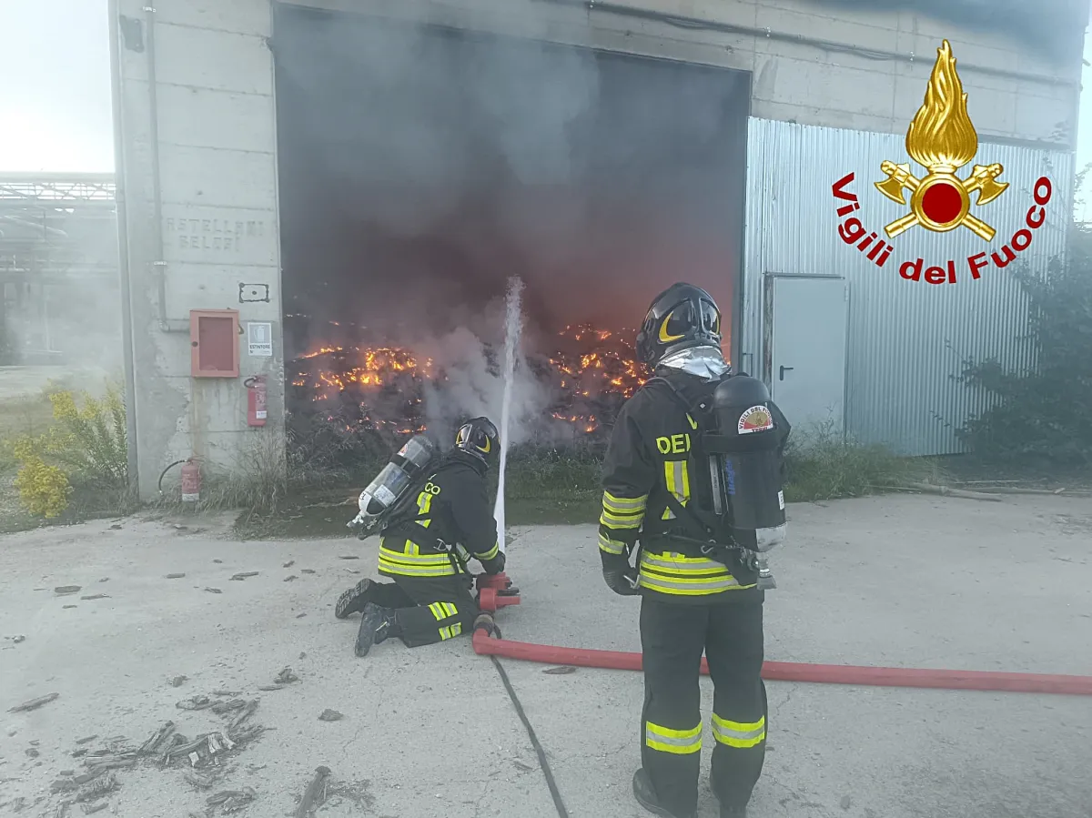 Incendio nella zona industriale di Nera Montoro: deposito di rifiuti in gomma avvolto dalle fiamme, mobilitati vigili del fuoco e carabinieri