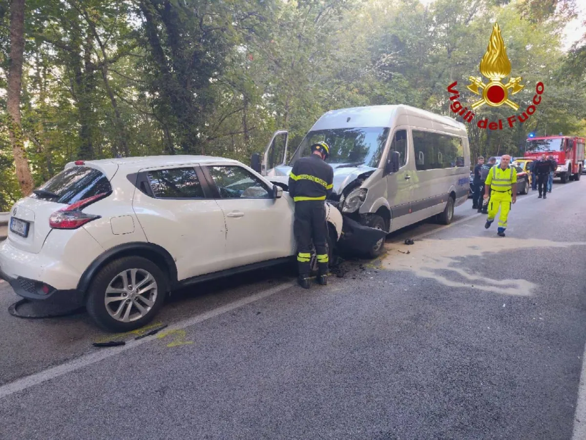 Cascia, un'auto contro un pulmino: quattro feriti