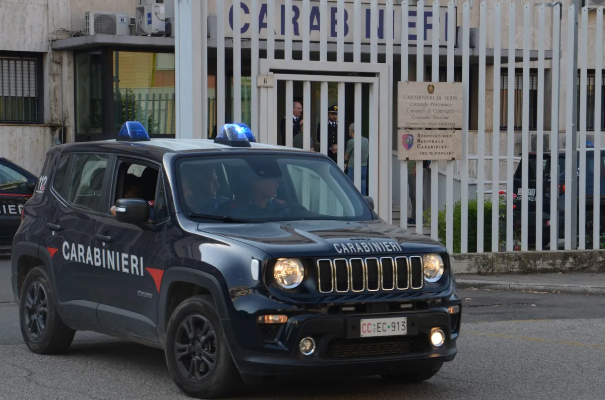 Trevi, turista danese vittima di una rapina: due persone denunciate