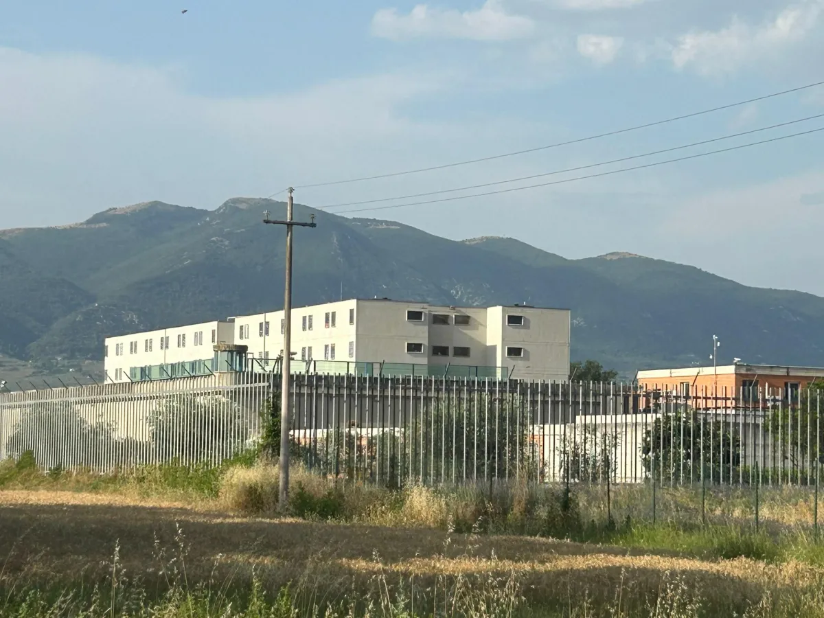 Terni, aggressione al carcere di Sabbione: detenuto minaccia un agente con un coltello alla gola