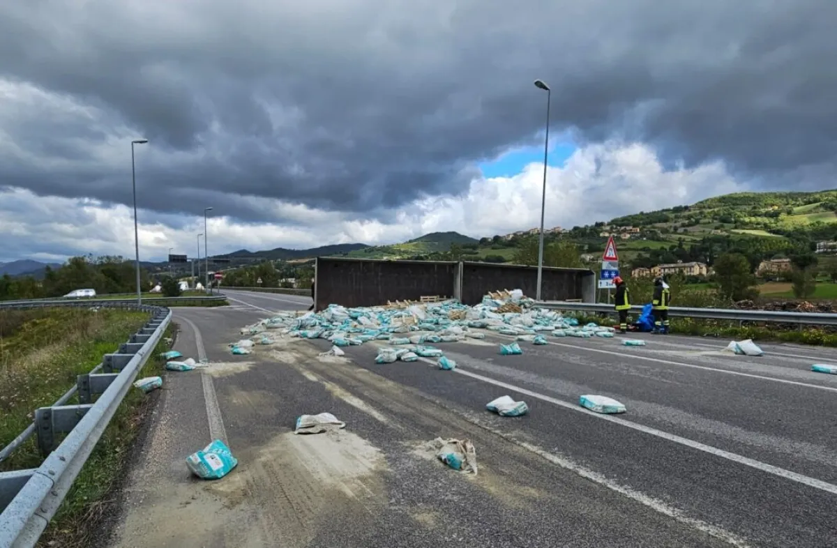 Gubbio, incidente sulla Pian d’Assino: camion ribaltato e traffico bloccato allo svincolo di Torre Calzolari