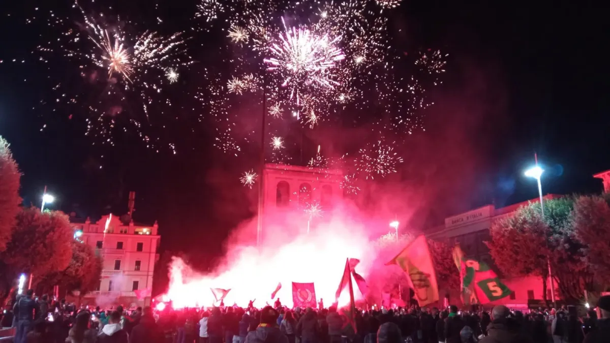 Ternana, il corteo dei tifosi anima la città nel giorno del centenario