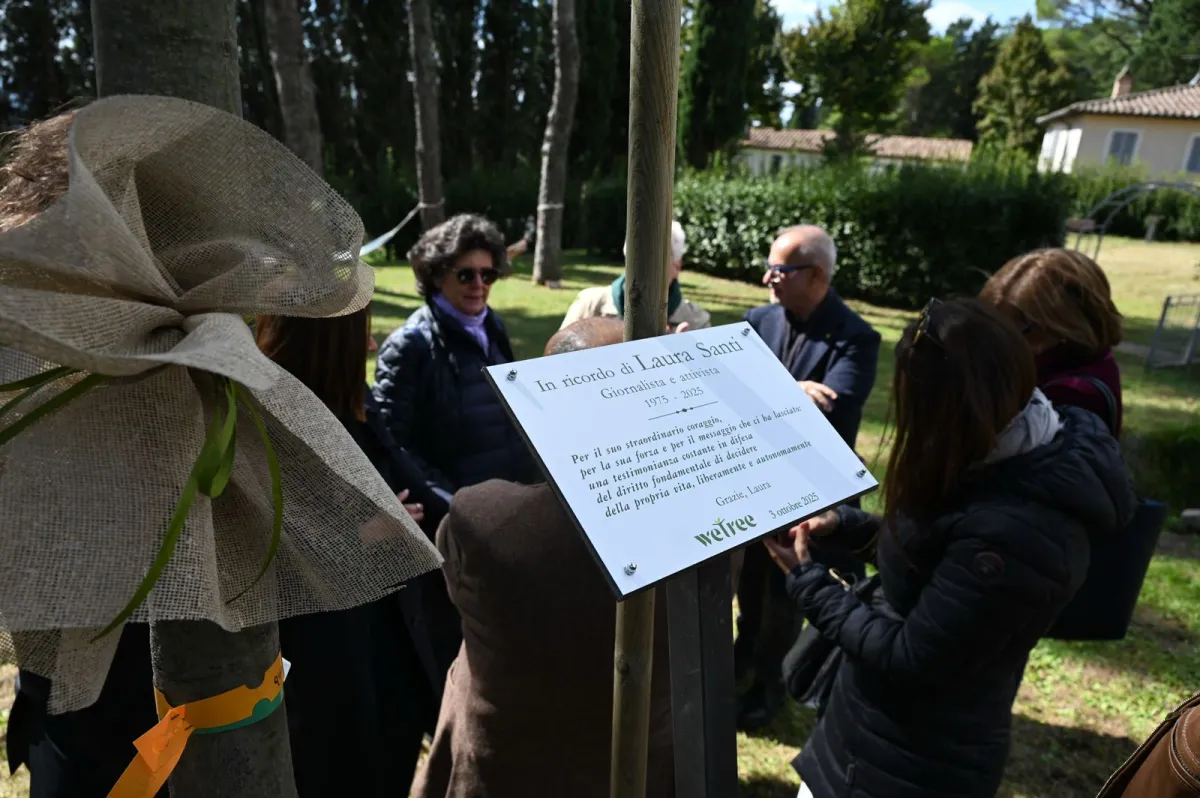 "Una quercia per Laura": cerimonia a San Matteo degli Armeni, piantato un albero nel Giardino dei Giusti in memoria di Laura Santi