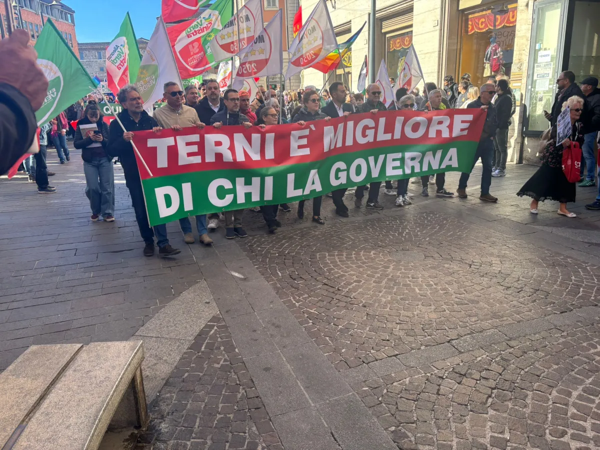 La sinistra porta mille persone in piazza a Terni contro il sindaco: "Bandecchi tu non c'azzecchi"