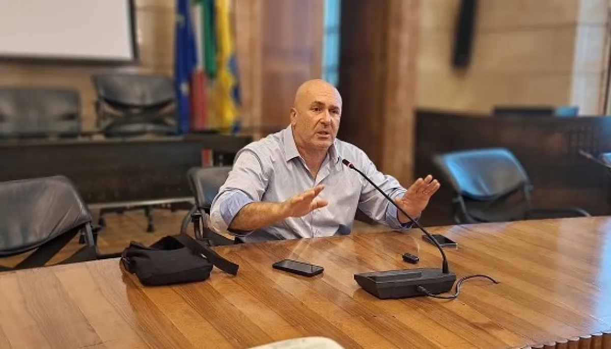 Terni tra protesta e condanna: il fantoccio del sindaco a testa in giù scuote politica e associazioni