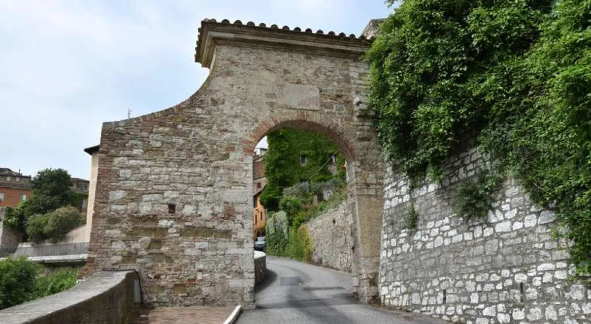 Perugia, muro pericolante al Bulagaio: il Tar Umbria conferma l’ordinanza comunale e dispone la messa in sicurezza a carico degli Agostiniani
