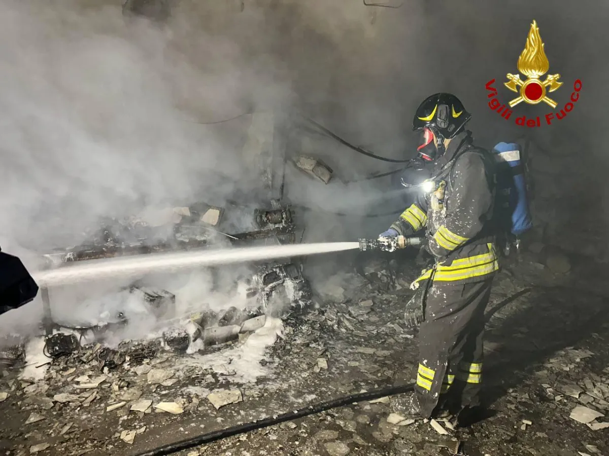 Montefalco, notte di paura a Colle Arfuso: un incendio devasta un capannone edile. Arpa e Nucleo Antincendi al lavoro per accertare le cause del rogo