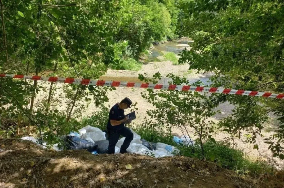 Fossato di Vico, abbandonano rifiuti speciali in campagna: denunciati un operaio e il titolare di una ditta edile. Disposta la bonifica immediata dell'area