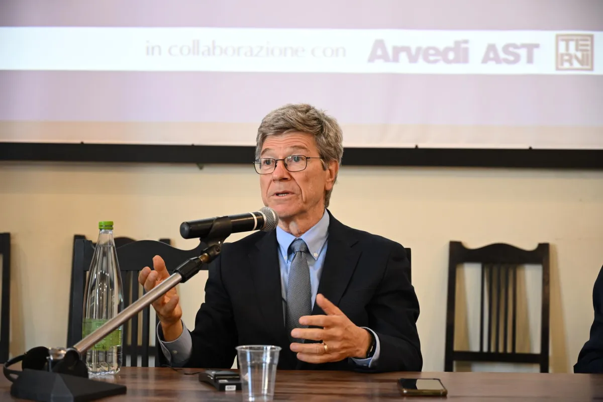 Jeffrey Sachs all'AST: acciaio green ed energia dal Mediterraneo, ma il discorso filo russo mette a disagio la platea
