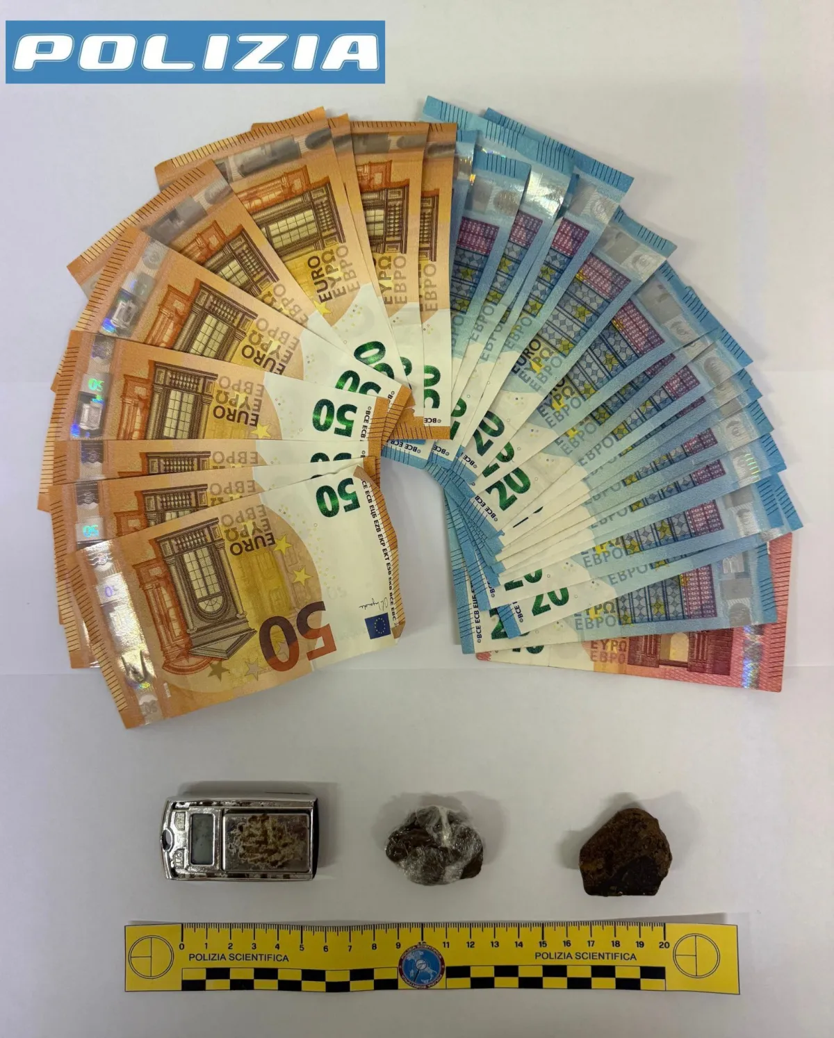 Assisi, arrestato classe 2002 per spaccio: sequestrati hashish e contanti